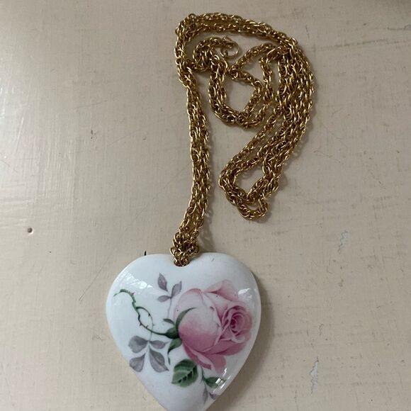 Vintage trinket bowl turned necklace. - Picture 1 of 8